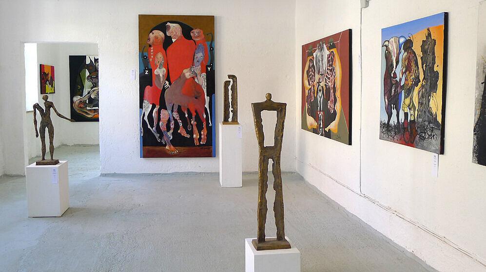 Blick in die Galerie mit Skulpturen und Gemälden