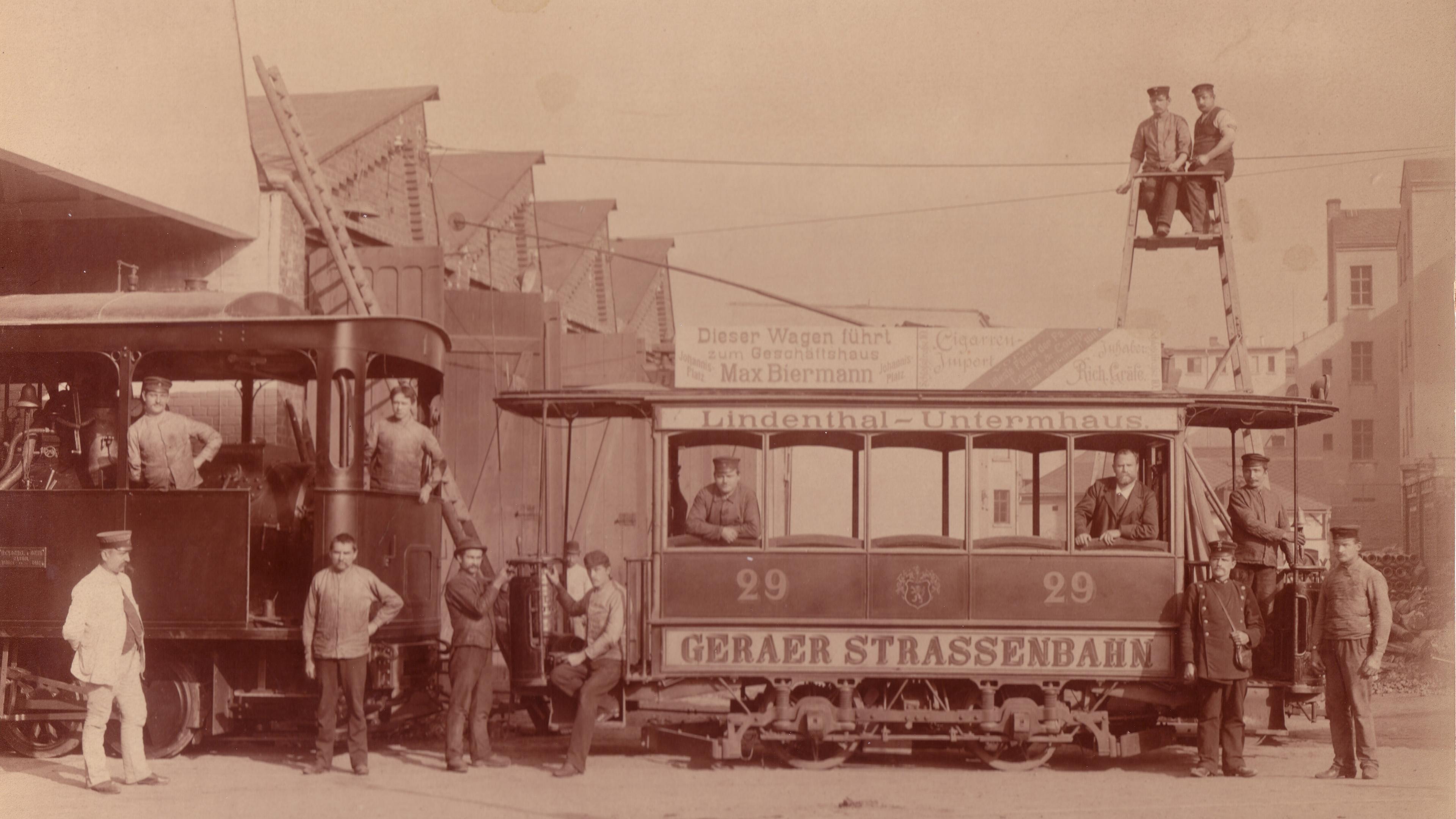 Mitarbeiter vor der historischen Straßenbahn 