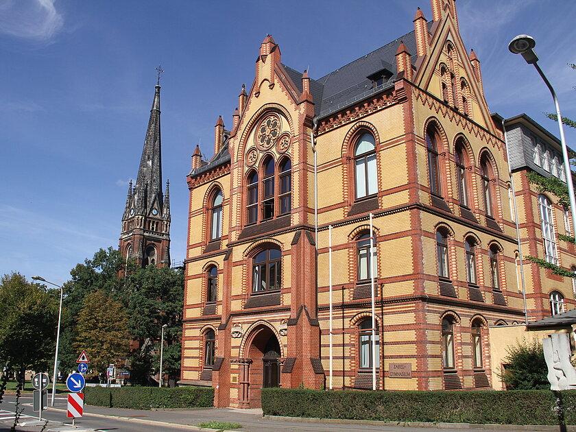 Das Zabelgimnasium befindet sich in Geras Innenstadt, neben der Johanneskirche.