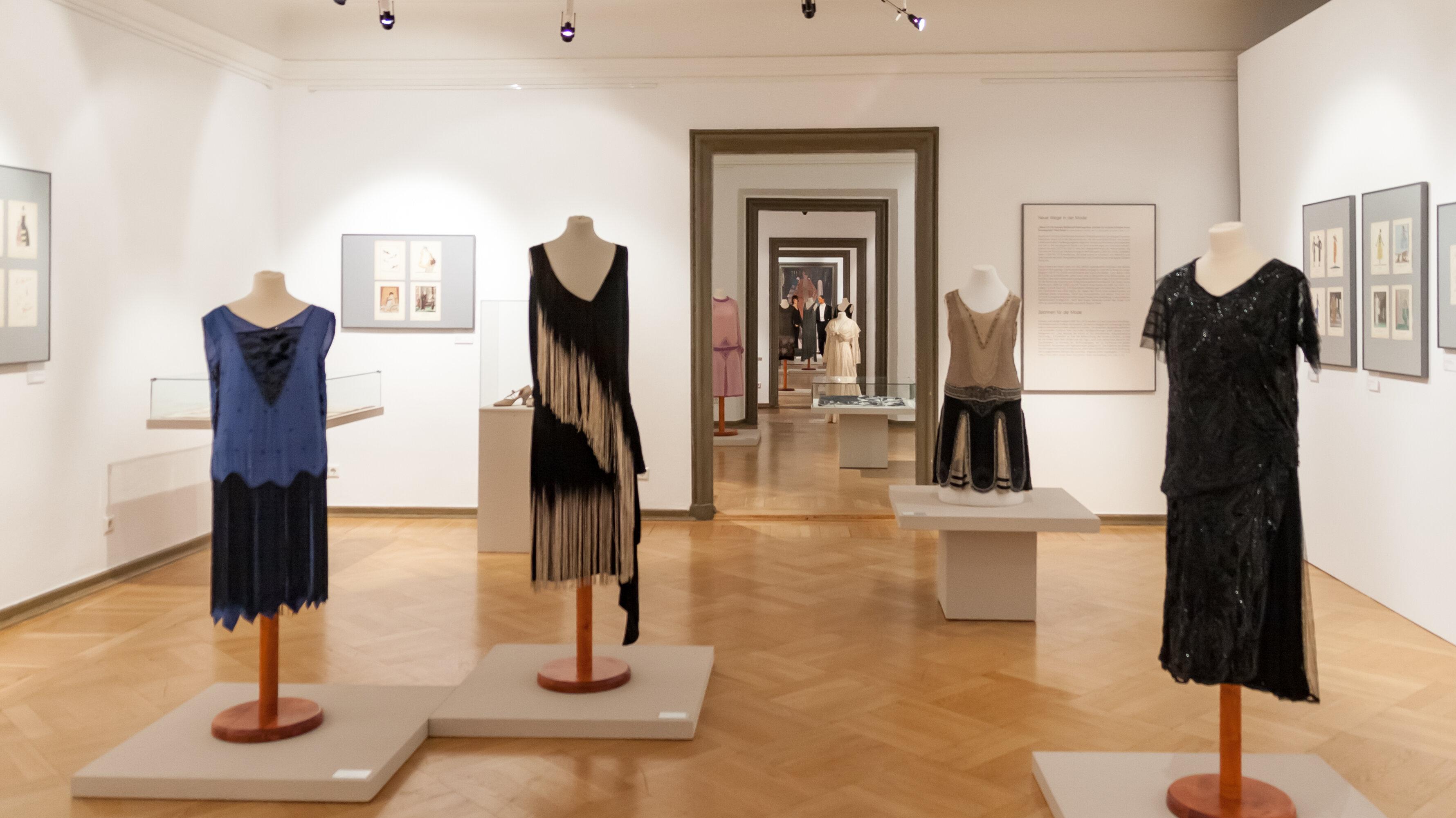 Blick in die Ausstellung "Chic Parisien. Haute Couture zu Beginn des 20. Jahrhunderts"