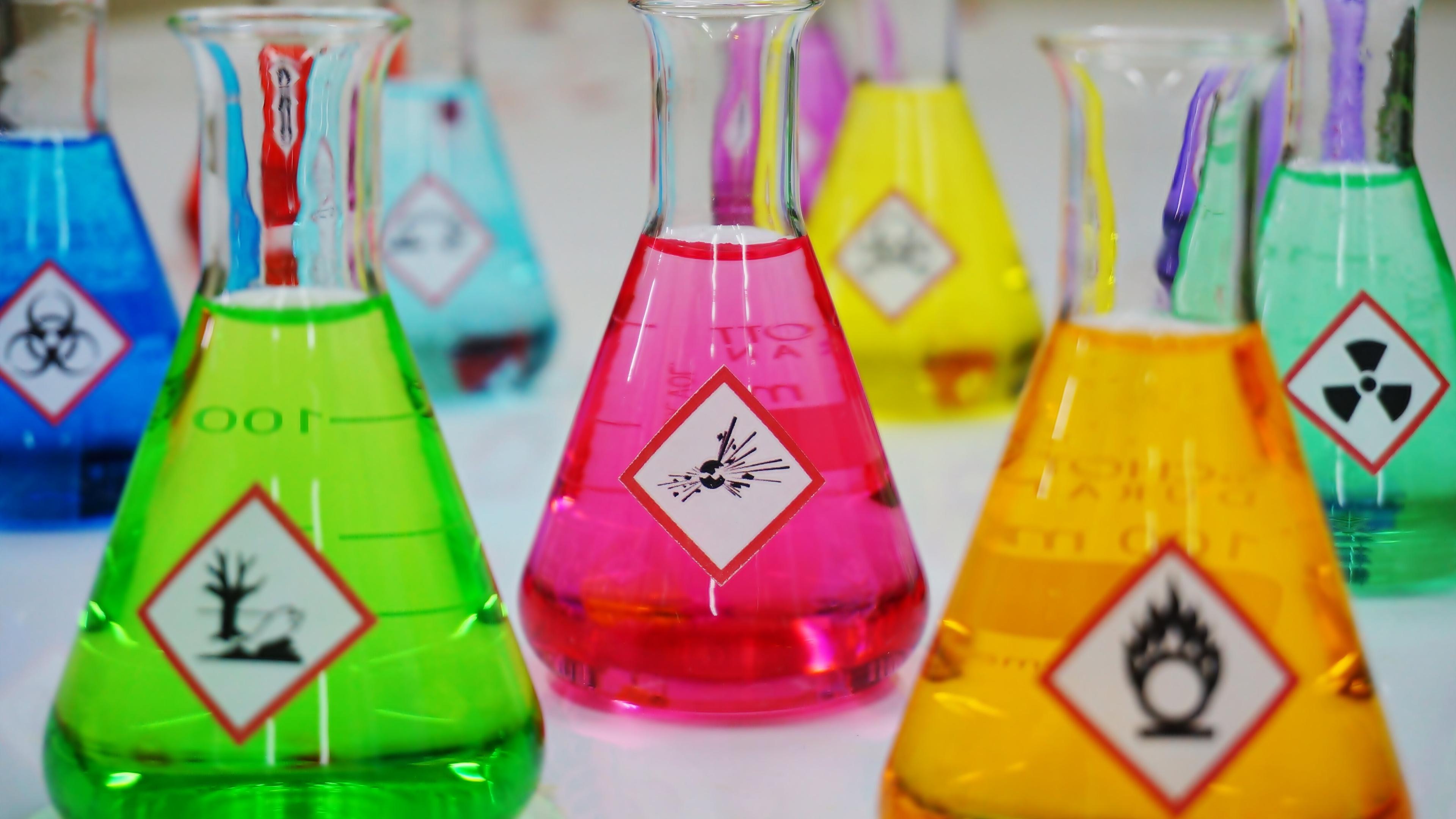 Symbolbild Chemikalien in verschieden Farben in Gläsern