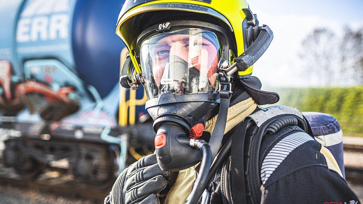 Feuerwehrmann mit Atemschutzmaske im Einsatz