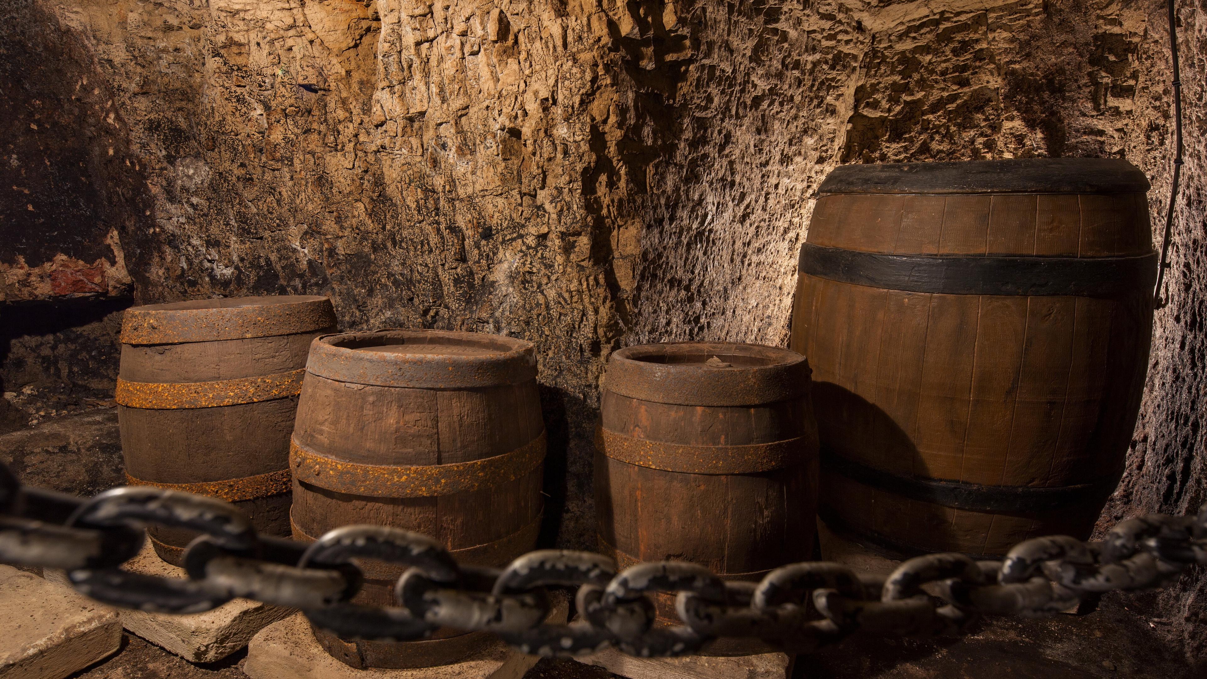 Nische im Höhler Nicolaiberg Nr. 2 mit drei kleinem und einem großen Bierfass, die allesamt auf weißen Steinplatten, zum Schutz vor Feuchtigkeit, stehen. © Steffen Weiß
