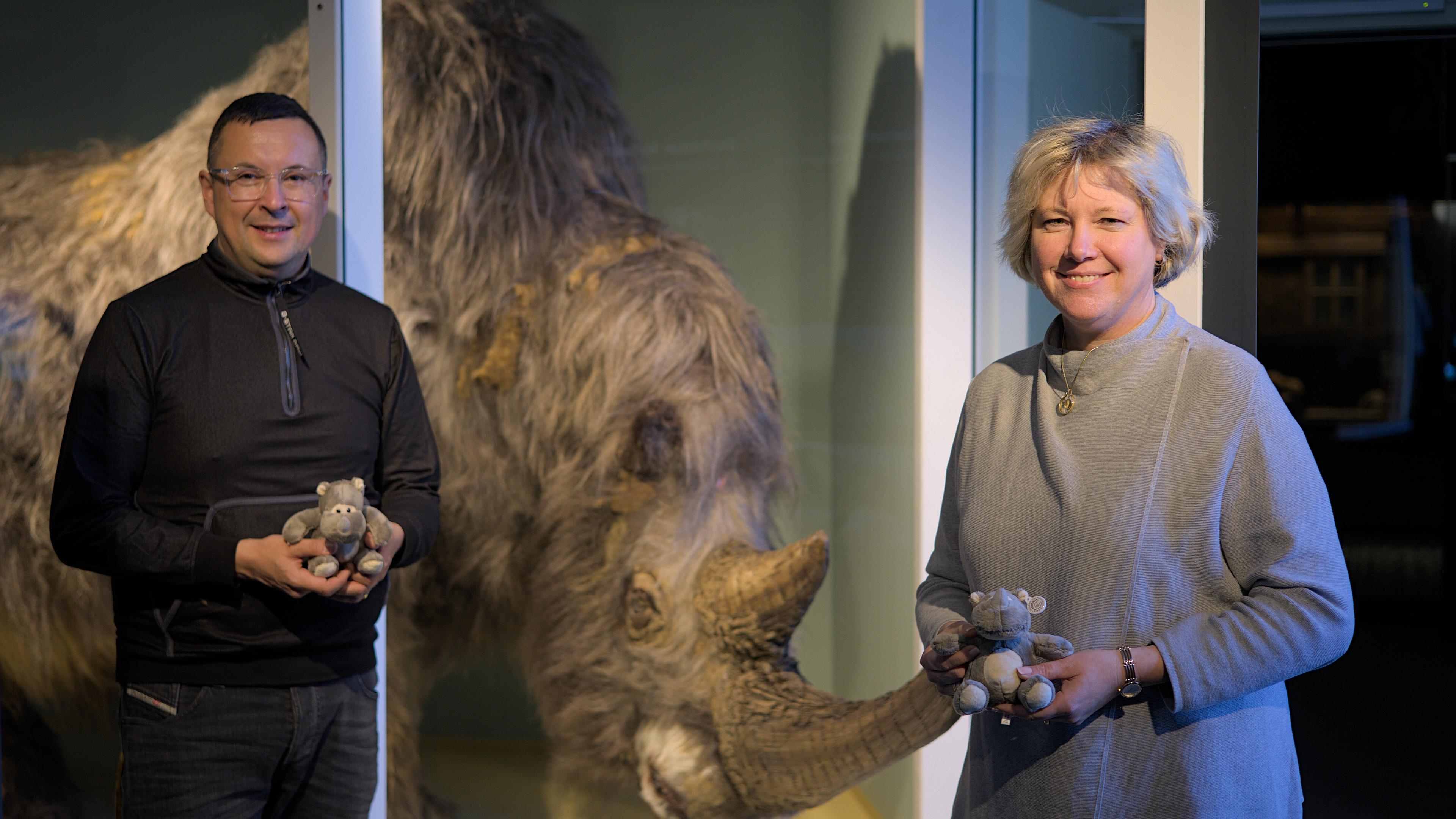 Stefanie Bärthel von der Volksbank eG Gera Jena Rudolstadt (rechts) und Frank Hrauda vom Museum für Naturkunde Gera (links) begutachten kleine und große Nashörner im Museum für Naturkunde Gera. © Stadt Gera / Museum für Naturkunde (Fotograf: Dr. Andreas Gerth)