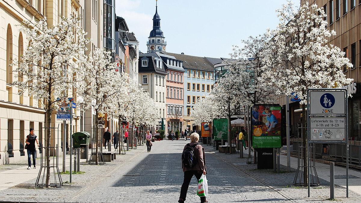 Belebte Einkaufsstraße im Frühling