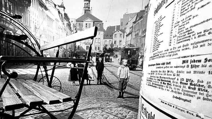 Straßenszene in der Themenausstellung 'Romantisches Gera. Bürgerliches Leben im 19. Jahrhundert in den Werken der Malerfamilie Fischer'. Dargestellt ist eine Litfaßsäule und die Heinrichstraße um 1900. 