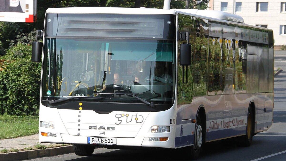Ein Bus fährt durch Gera