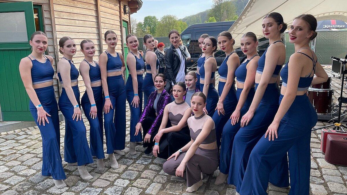 Polnische Tänzerinnen der Akademia Tanca vor Auftritt beim Hofwiesenparkfest 2022