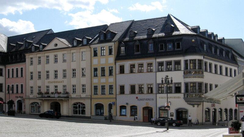 Gebäude am Markt 5-9, von links Süßer Winkel, Standesamt, Kunstverein und Stadtapotheke)