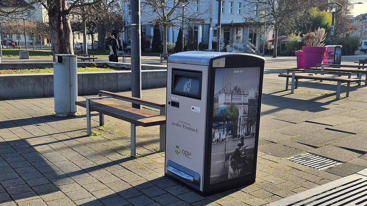 Ein mtallener Abfallbehälter auf dem Bahnhofsvorplatz. © Stadt Gera