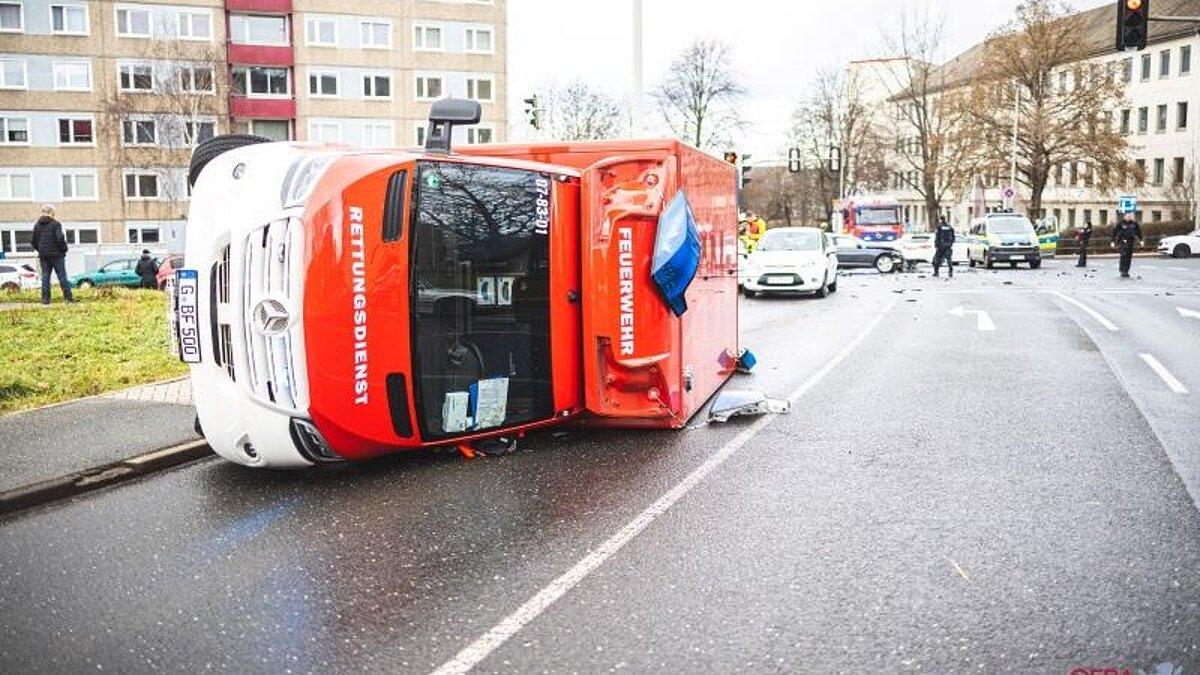 Umgekippter Krankenwagen. © Amt für Brand- und Katastrophenschutz