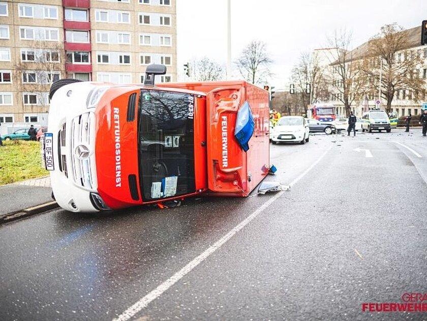 Umgekippter Krankenwagen. © Amt für Brand- und Katastrophenschutz