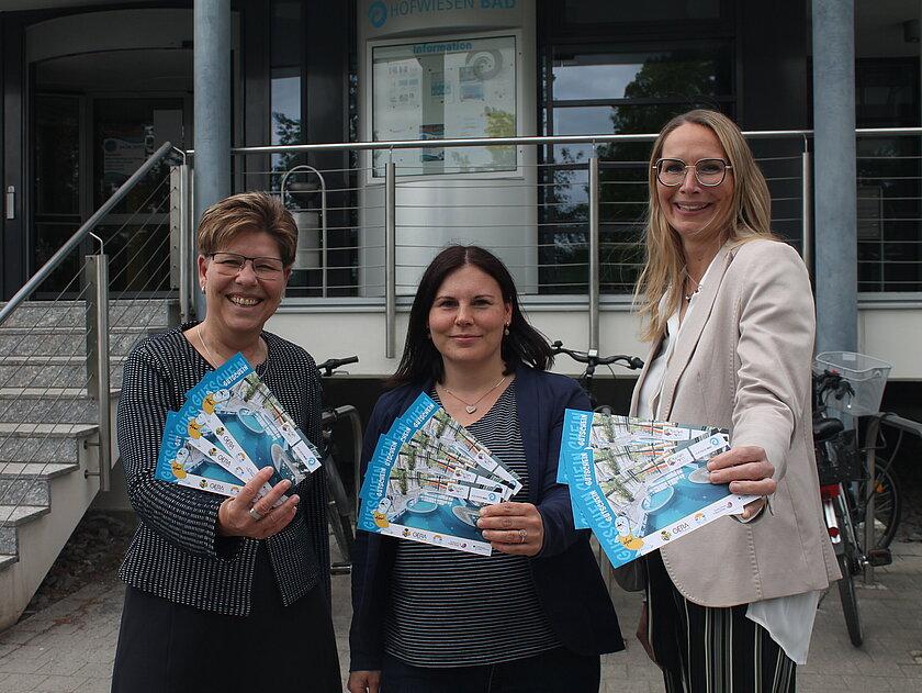 Hofwiesenbad-Gutscheine werden präsentiert.