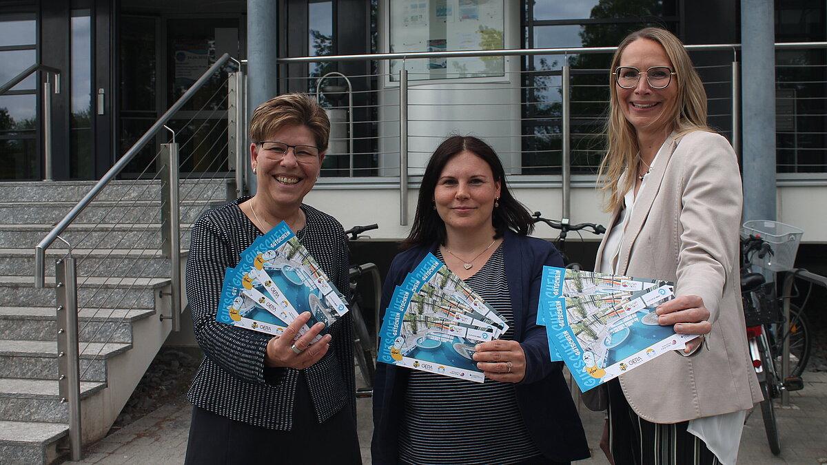 Hofwiesenbad-Gutscheine werden präsentiert.. © Stadt Gera