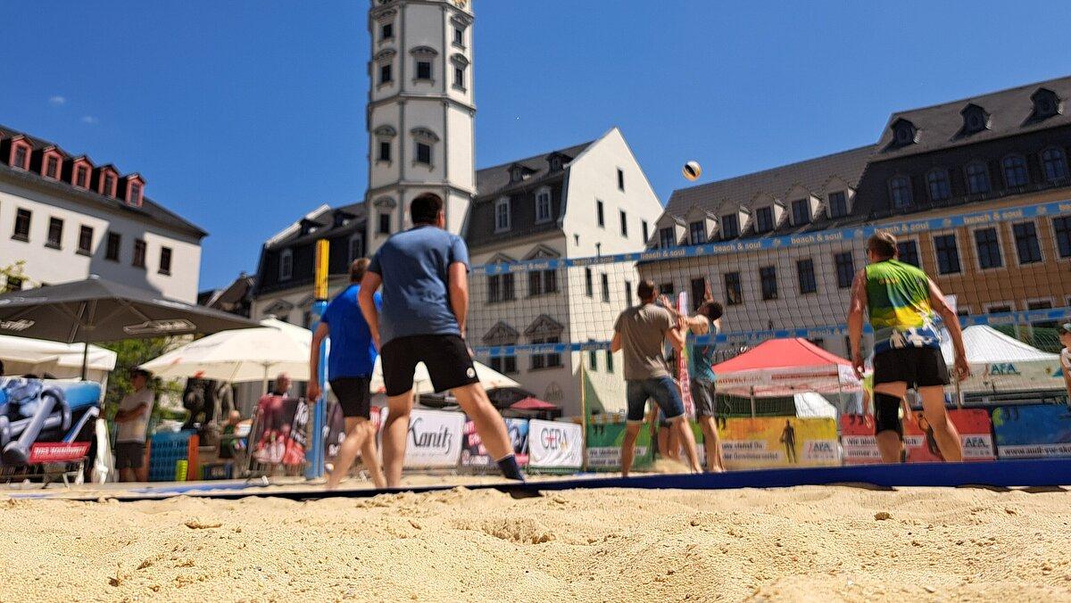 Beachvolleyballfeld auf dem Marktplatz. © Stadt Gera