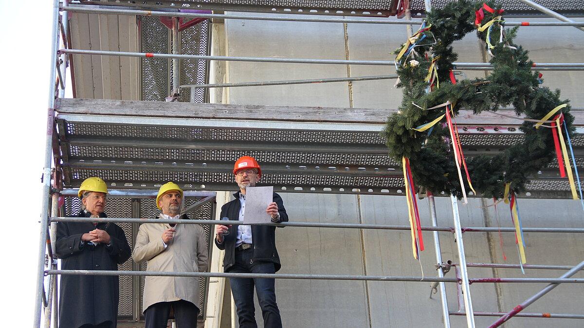 Thüringens Staatssekretär für Infrastruktur und Landwirtschaft, Dr. Klaus Sühl, Geras Oberbürgermeister Julian Vonarb und Toralf Zipfel von der ZIBA Bau GmbH zerschellten ihre Gläser nachdem der Richtspruch gesprochen wurde. © Stadt Gera
