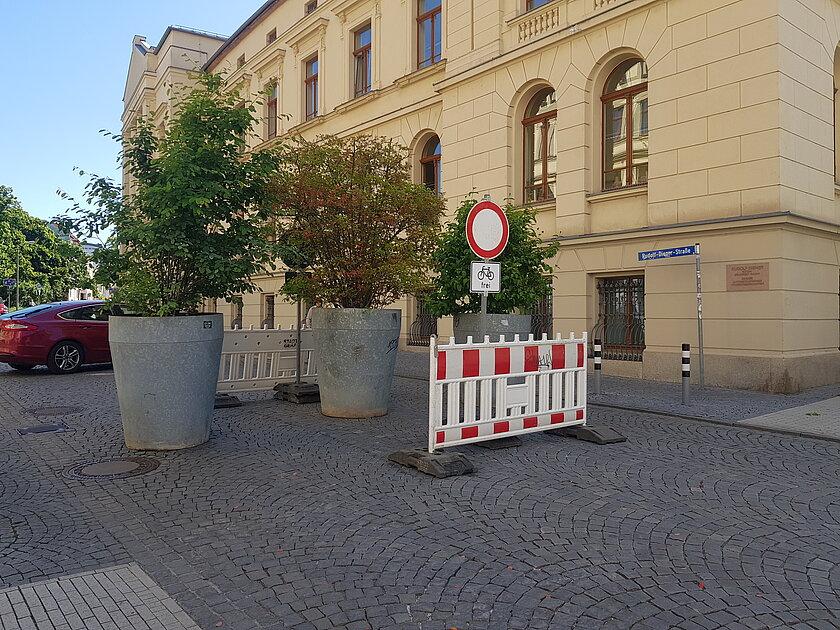 Pflanzkübel versperren den Weg für Fahrzeuge. © Stadt Gera