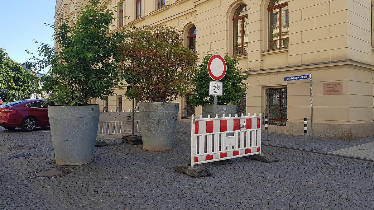 Pflanzkübel versperren den Weg für Fahrzeuge. © Stadt Gera