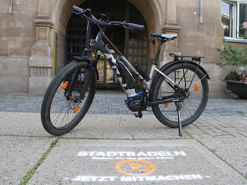 Fahrrad hinter dem "Stadtradeln" Logo