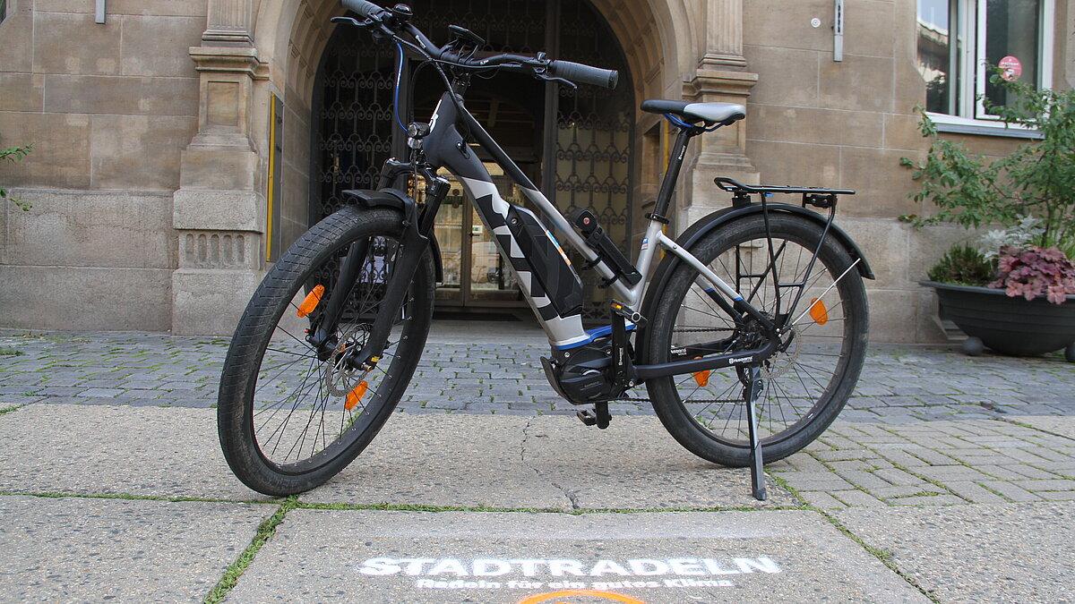 Fahrrad hinter dem "Stadtradeln" Logo. © Stadt Gera