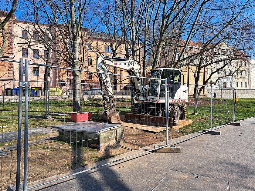 ein Bagger in einem eingezäunten Gebiet vor dem Rutheneum . © Stadt Gera