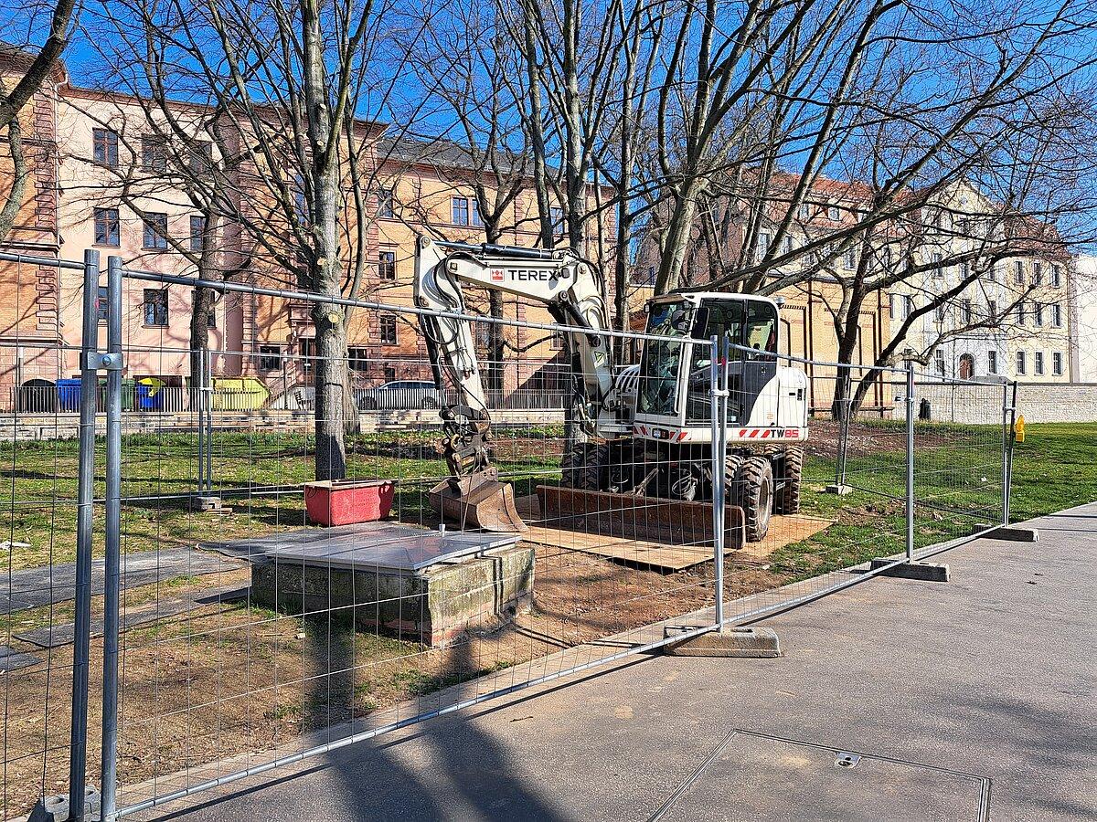 ein Bagger in einem eingezäunten Gebiet vor dem Rutheneum . © Stadt Gera