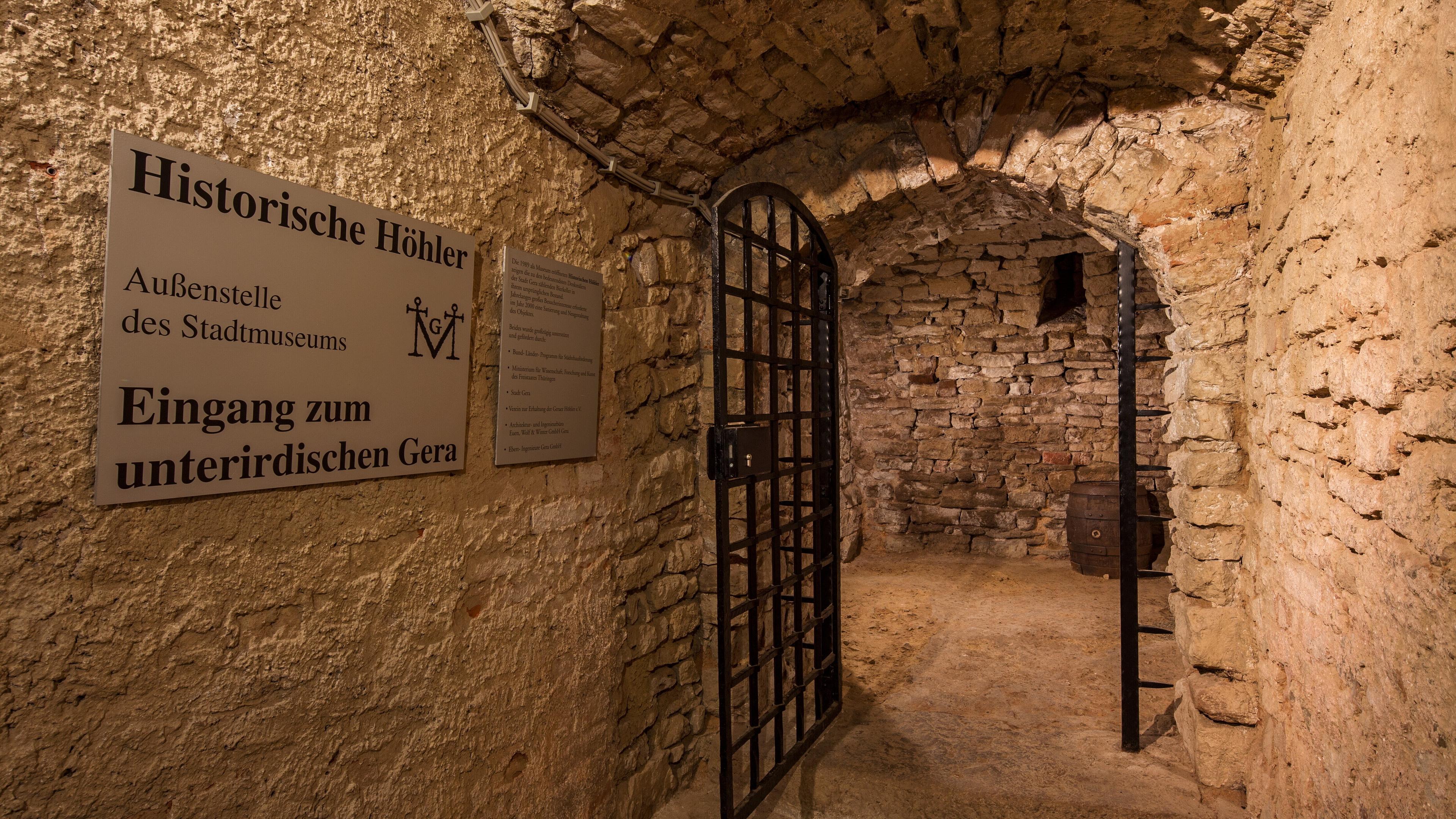 Eingang zu den Museumshöhlern, die sich unter der Innenstadt befinden. . © Steffen Weiß