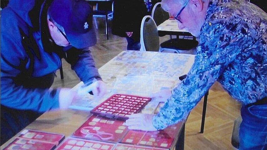 Zwei Sammler tauschen Münzen aus. © Kulturverband Gera e. V.