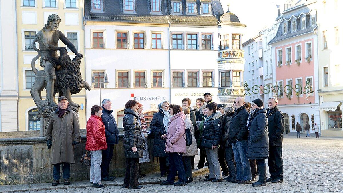 Symbolbild Stadtrundgang, Menschegruppe vor dem Simsonbrunnen