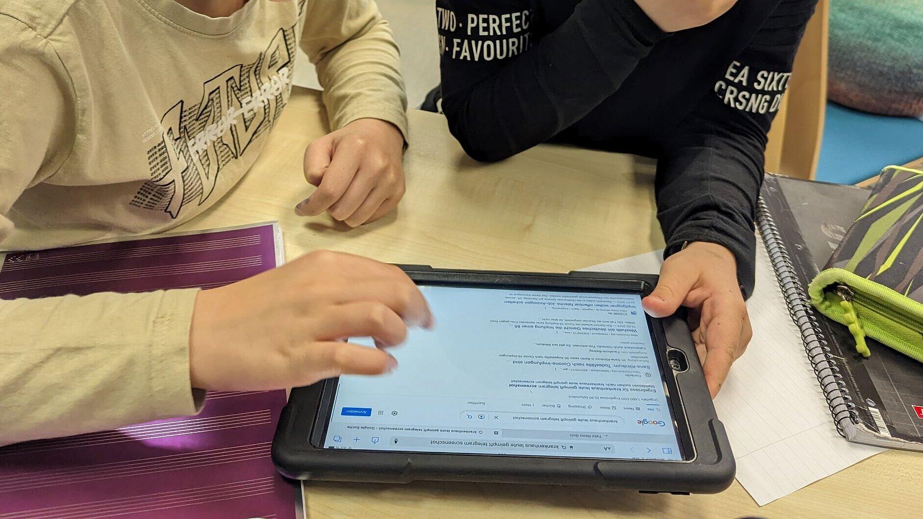 Schülerinnen und Schüler der 6. Klassen des Rutheneums seit 1806 erweiterten im letzten Schuljahr in der Bibliothek mit theoretischem Input und zahlreichen Mitmachaktionen ihr Wissen und ihre Kompetenzen im Umgang mit bewusst gestreuten Falschnachrichten im Internet. 