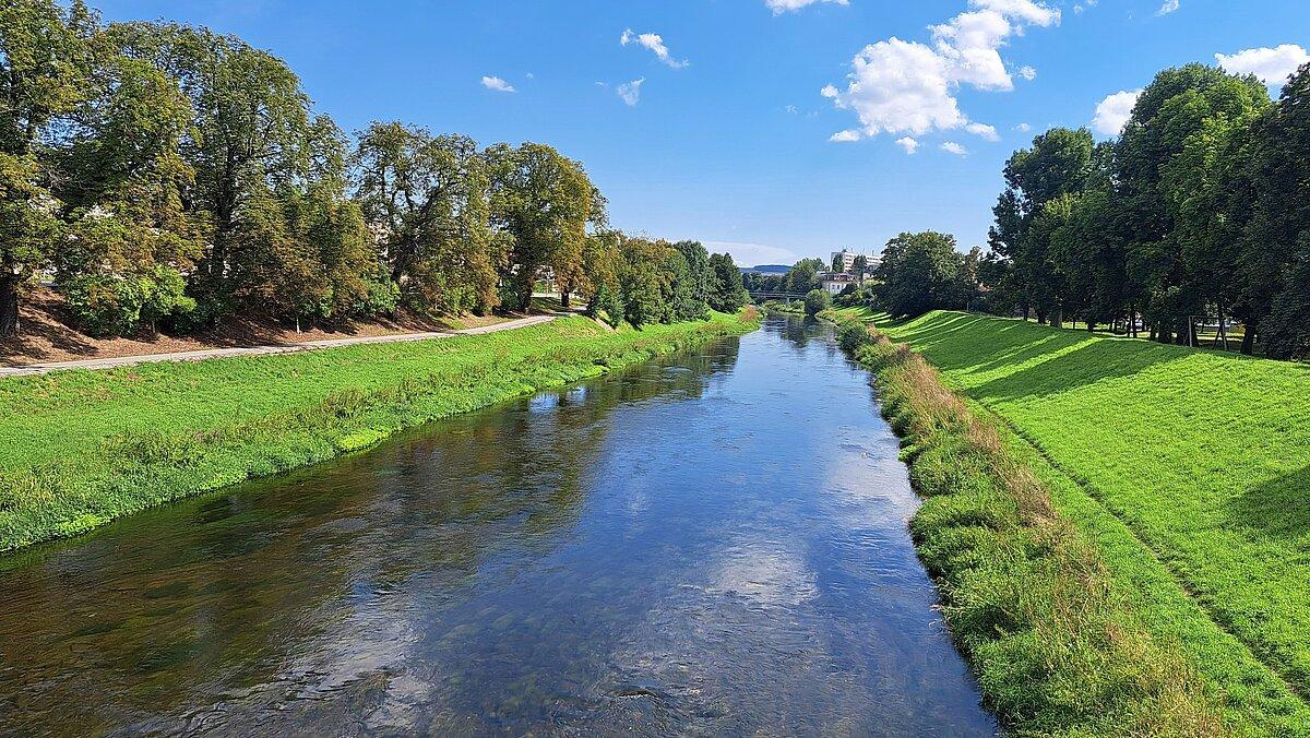 Der Flusslauf der Weißen Elster von der Heinrichbrücke aus gesehen