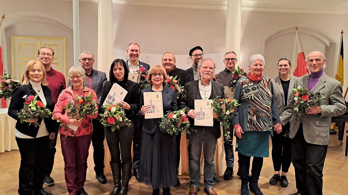 Zwölf Menschen mit Blumen und Urkunden in den Händen. © Stadt Gera