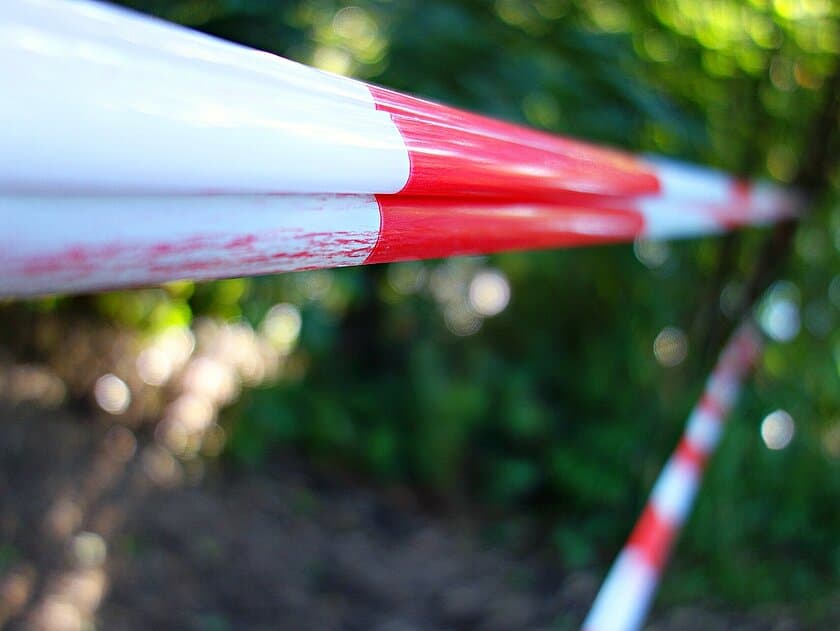 Ein Absperrband vor einer Grünfläche. © Pixabay