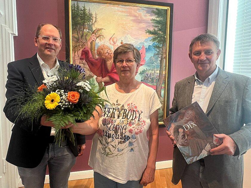Kulturamtsleiter Felix Eckerle und Holger Peter Saupe gratulieren dem 10.000 Gast. © Stadt Gera