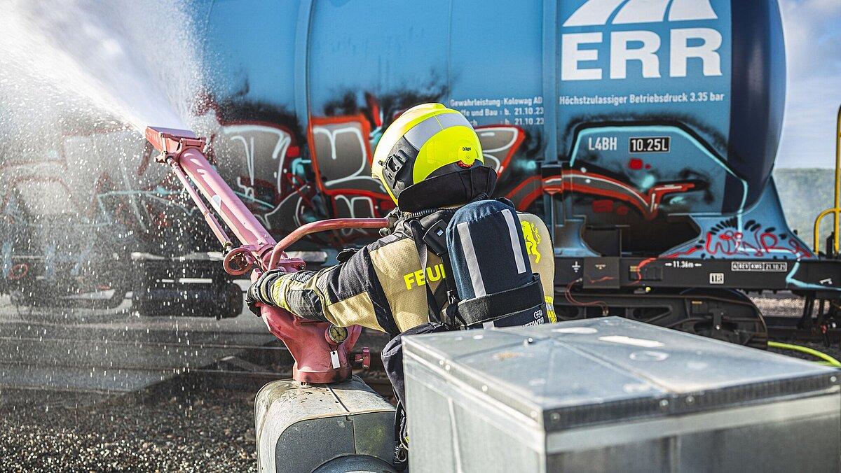 Schaumlöschung eines Brennenden Zuganhängers. © Amt für Brand- und Katastrophenschutz
