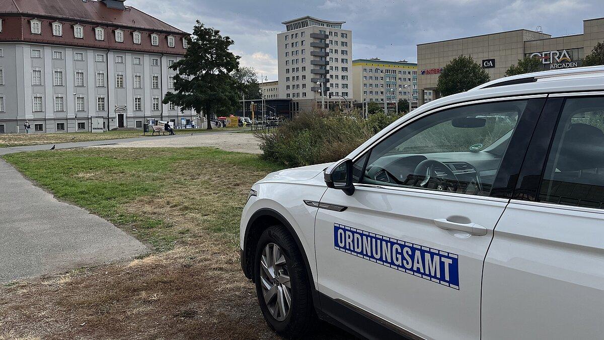 ein Auto des Ordnungsamtes vor dem KUK.