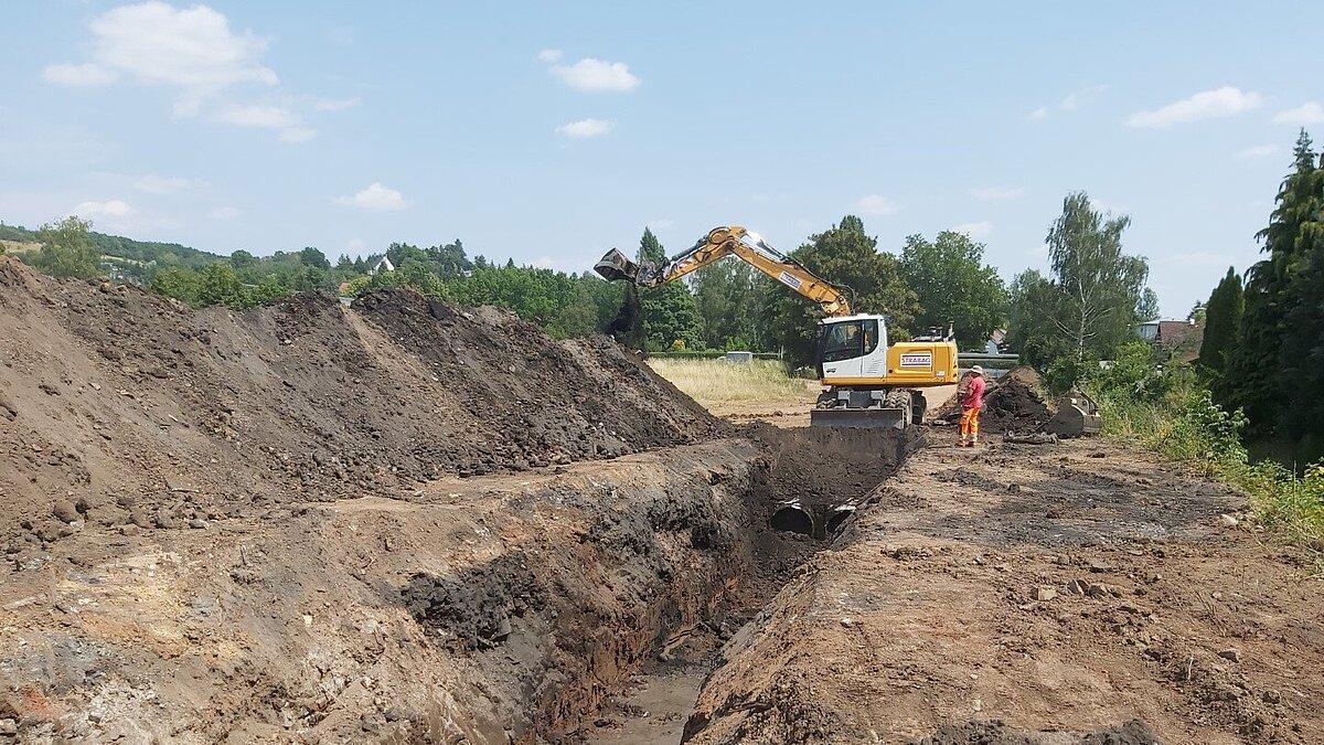 Ein Bagger verfüllt den Rohrgraben. © Stadt Gera