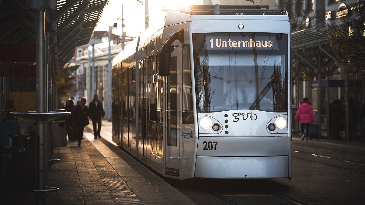 Eine Straßenbahn fährt durch Gera.. © Tony Matysik