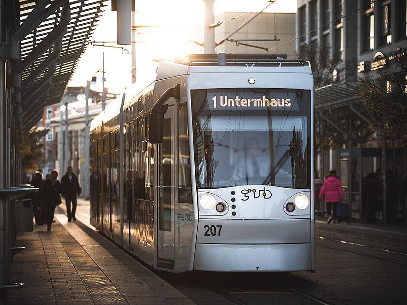 Eine Straßenbahn fährt durch Gera.