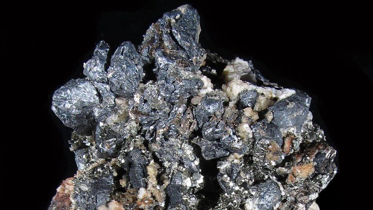 Gediegen Wismut in deutlichen Kristallen mit Calcit, Pyrit und Quarz, Fundort: "Gang Opal", Schacht 38, Lagerstätte Schlema-Alberoda, Erzgebirge, Sachsen, Deutschland, 9,2 x 6 cm. © Stadt Gera / Museum für Naturkunde (Fotograf: Frank Hrouda)