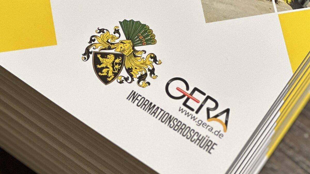 Cover der Broschüre mit einer Bildercollage vom Rathaus, der Orangerie und dem Markt mit dem Gera-Logo. © Stadt Gera