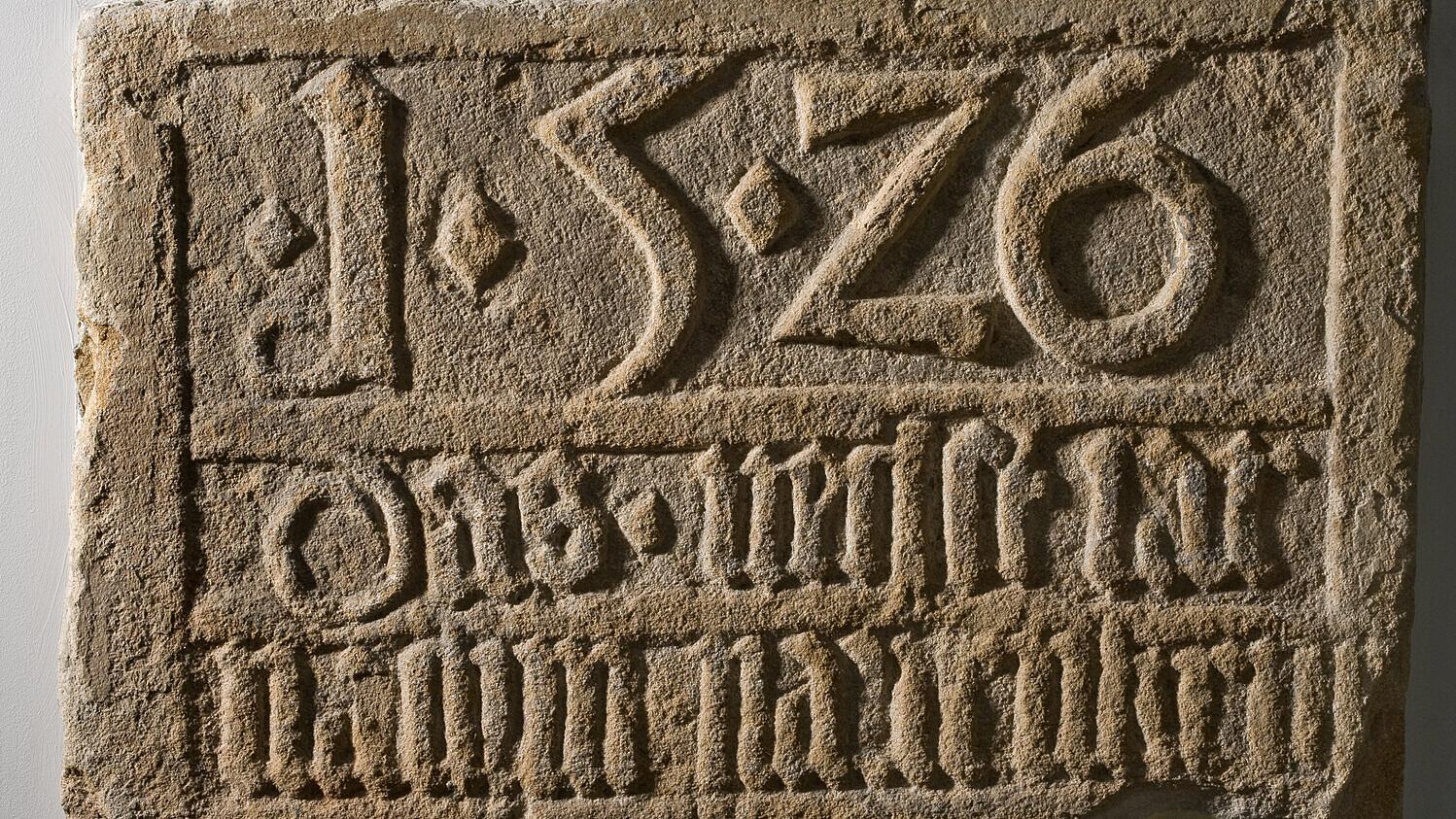 Inschriftstein von 1526 / Schloss Osterstein; Die Inschrift lautet im heutigen Sprachausdruck "1526 Das nächste Jahr nach dem Bauernkrieg". © Ulrich Fischer