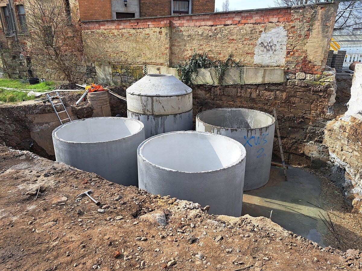Vier runde Betonbauwerke, die in einer Baugrube stehen. © Stadt Gera