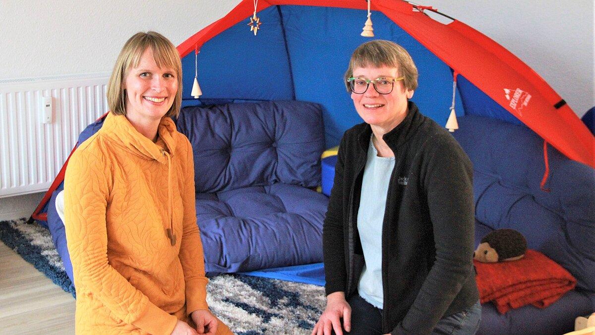 Katrin Garbe-Uhlig mit Kinderpflegeperson Antje Schreibner