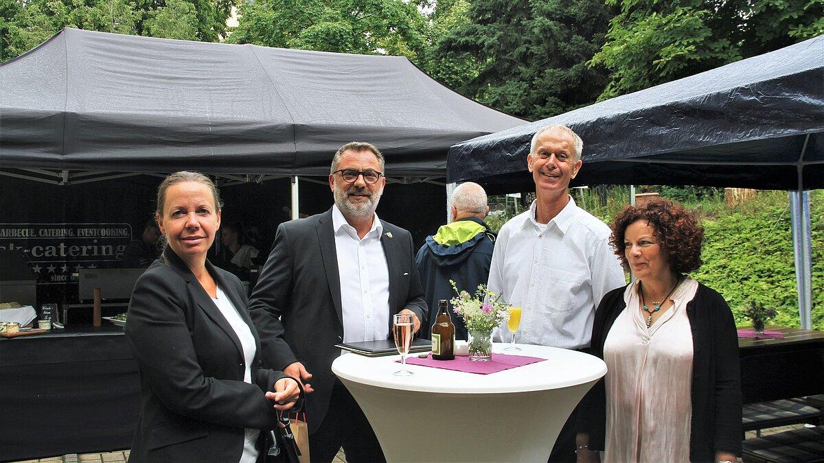 Petra Raßmann, Abteilungsleiterin Wirtschaftsförderung, und Oberbürgermeister Julian Vonarb gratulieren Olaf und Mandy Lüttig im Namen der Stadt zum 25. Firmenjubiläum (v.l.n.r.)