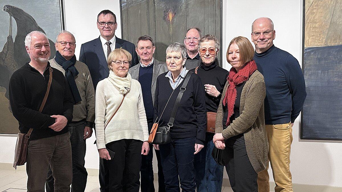 Petronilla Silver Weschke (5.v.r.)  wurde im Stadtmuseum in Empfang genommen.  Mit dabei: Lars Hausigk, Vorsitzender des Fördervereins der Kunstsammlung Gera; Dr. Bernd Stoppe, Kunstfreund in Gera; Oberbürgermeister Kurt Dannenberg, Regina Scheler, langjährige Freundin von Weschkes in Gera, Holger Peter Saupe, Leiter der Geraer Kunstsammlung; Petronilla Silver Weschke, Felix Eckerle, Kulturamtsleiter; Marta Rogoyska, Londoner Künstlerin; Dr. Claudia Schönjahn, Kunstsammlung Gera; Thomas Bender (Vorsitzender des Kunstvereins Gera) .. © Stadt Gera