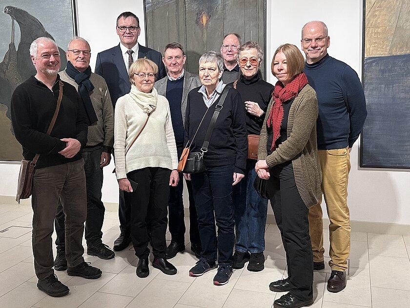Petronilla Silver Weschke (5.v.r.)  wurde im Stadtmuseum in Empfang genommen.  Mit dabei: Lars Hausigk, Vorsitzender des Fördervereins der Kunstsammlung Gera; Dr. Bernd Stoppe, Kunstfreund in Gera; Oberbürgermeister Kurt Dannenberg, Regina Scheler, langjährige Freundin von Weschkes in Gera, Holger Peter Saupe, Leiter der Geraer Kunstsammlung; Petronilla Silver Weschke, Felix Eckerle, Kulturamtsleiter; Marta Rogoyska, Londoner Künstlerin; Dr. Claudia Schönjahn, Kunstsammlung Gera; Thomas Bender (Vorsitzender des Kunstvereins Gera) .. © Stadt Gera