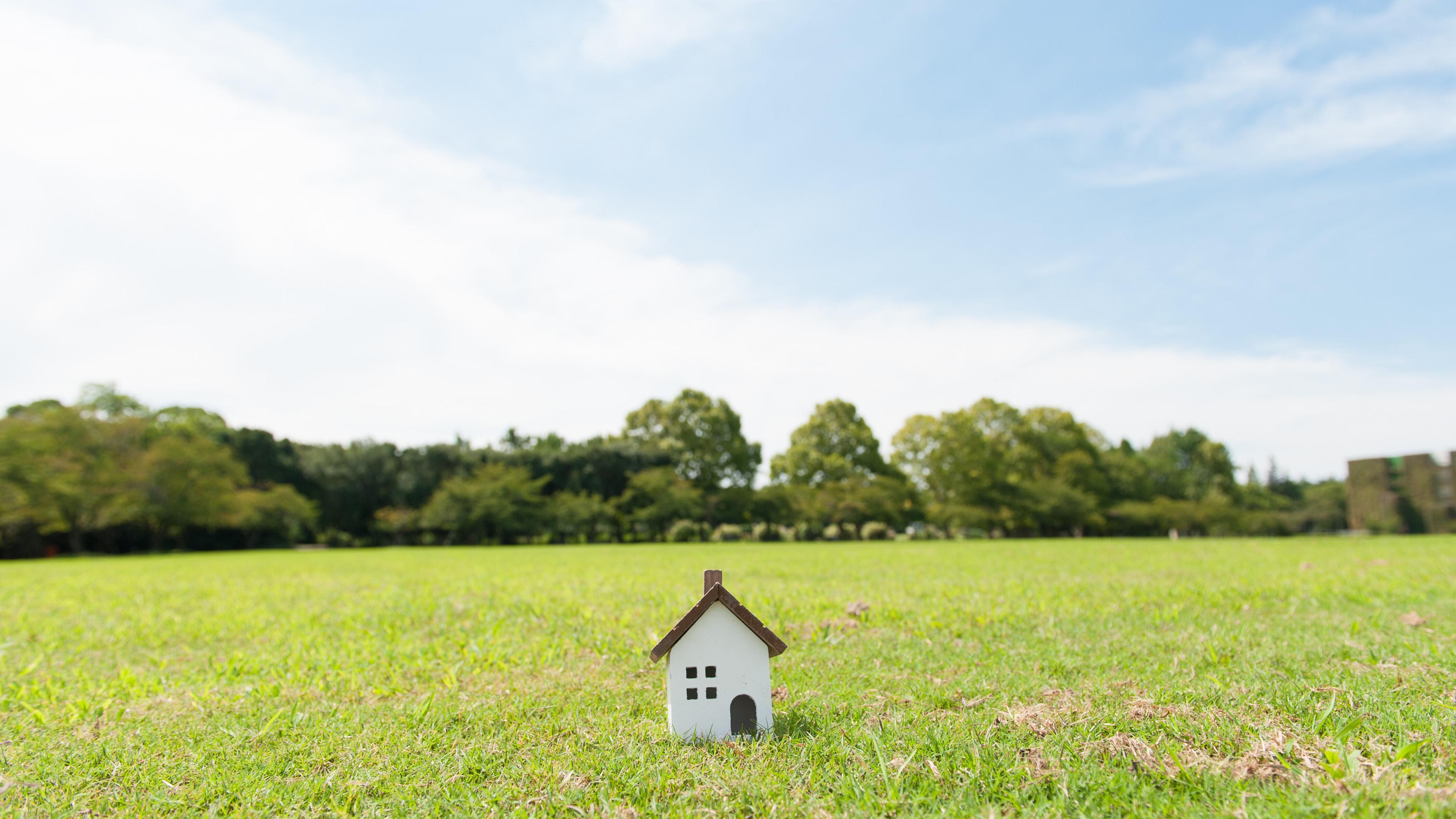 Miniaturhaus auf einer Wiese. © stock.adobe.com