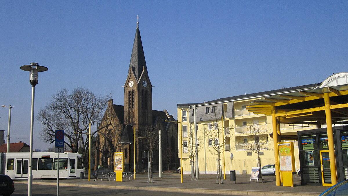 Zwötzener Kirche mit Straßenbahn-Endhaltestelle. © Dr. Wolfgang Kochendörfer