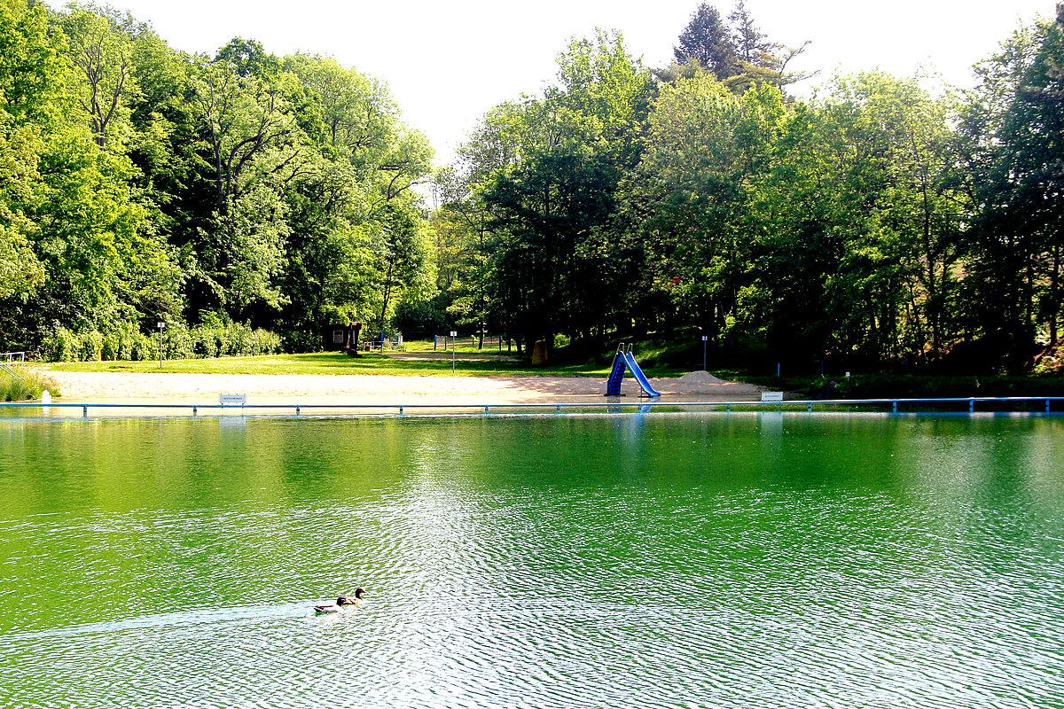 Blick auf das Naturbad in Kaimberg. © Stadt Gera